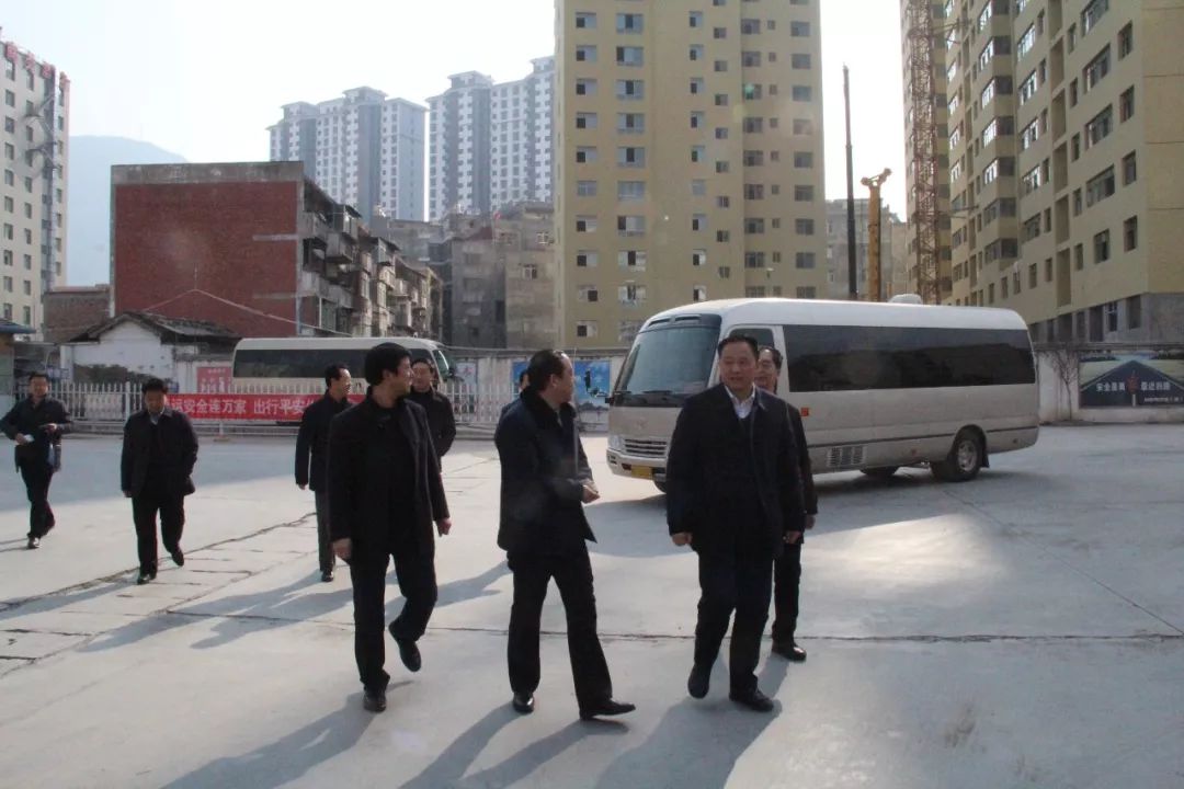 隴南市委常委、常務(wù)副市長張慶宏、副市長徐世林、市人大副主任陳榮等一行深入隴運集團公司武都汽車站開展春節(jié)前走訪慰問活動