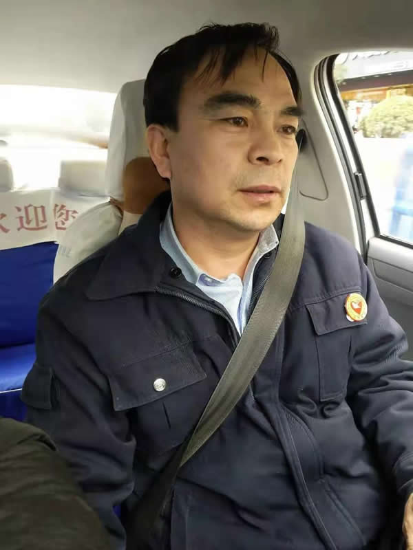 【拾金不昧】為隴運(yùn)集團(tuán)潤(rùn)祥出租車(chē)公司駕駛員“王劉德”點(diǎn)贊??！