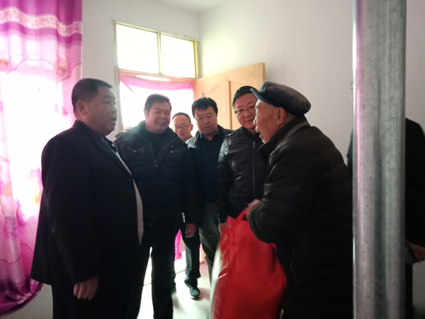 隴運(yùn)集團(tuán)公司開展“解難題、辦實(shí)事、送溫暖”主題黨日活動(dòng)
