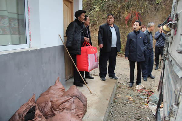 隴運(yùn)集團(tuán)公司開展“解難題、辦實(shí)事、送溫暖”主題黨日活動(dòng)